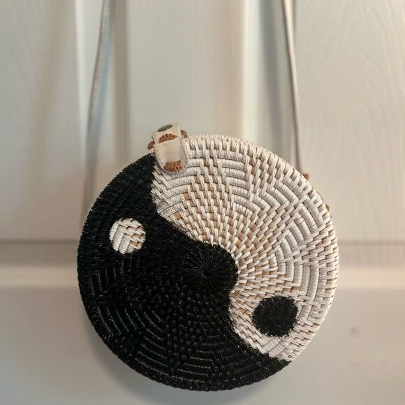 Urban Outfitters Yin Yang Round Rattan Bag NWT! - Picture 2 of 6